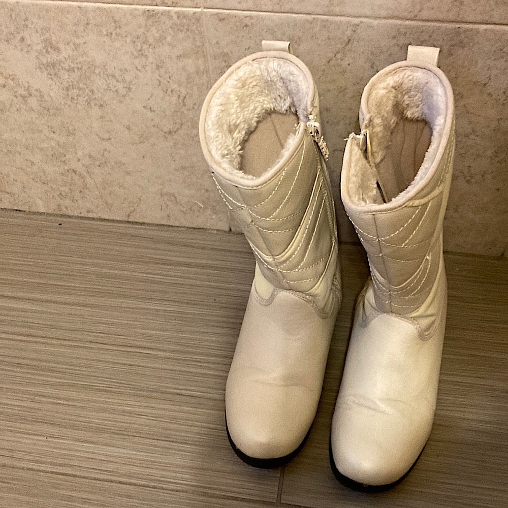 Totes Waterproof Cream Boots. Size 7W